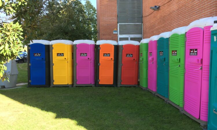 Baños portátiles en cesped