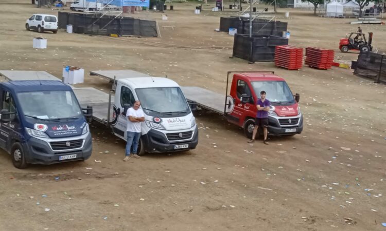 Equipo humano de weekclean trabajando en montaje